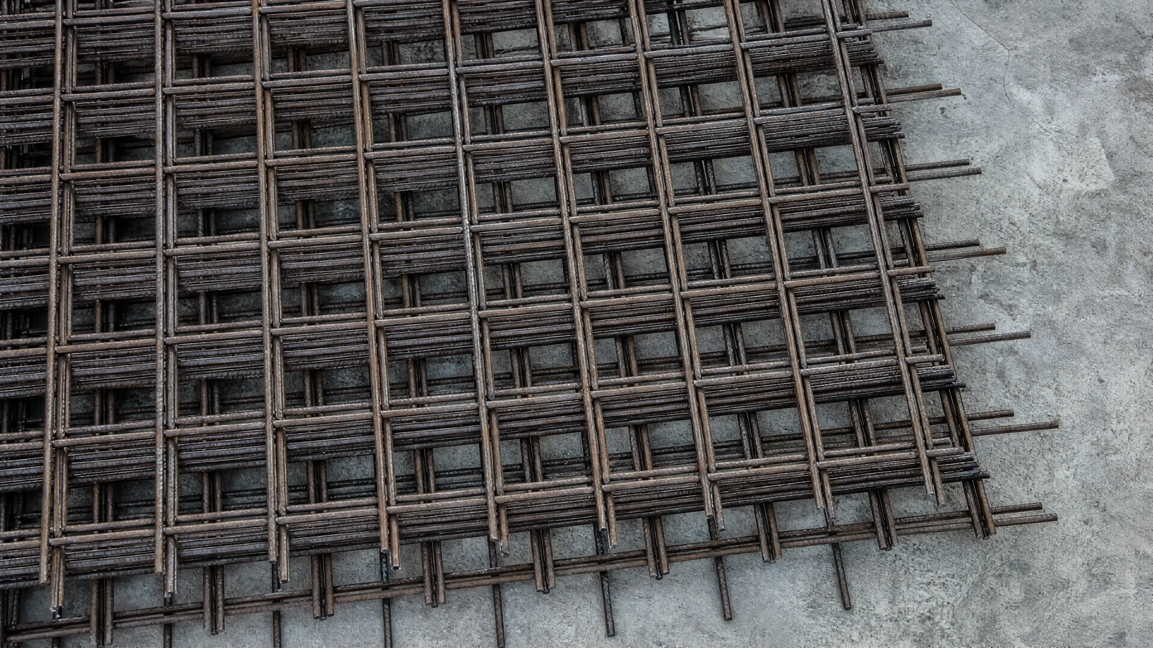 Gestapelte Betonstahlmatten von oben