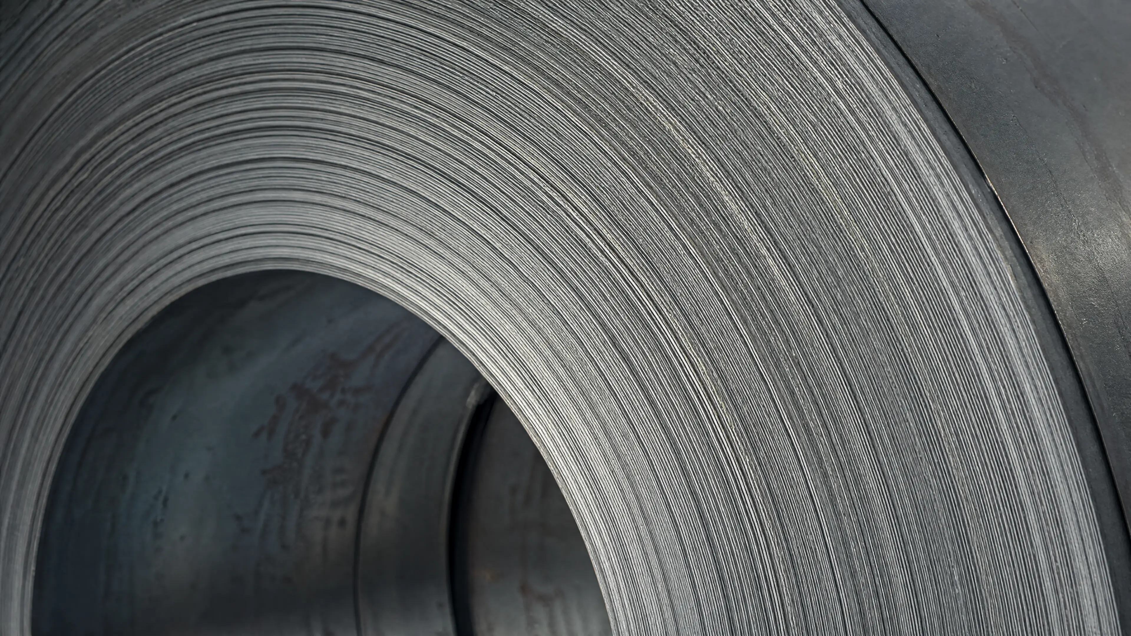 Stirnseite eines eng gewickelten Stahlbandes